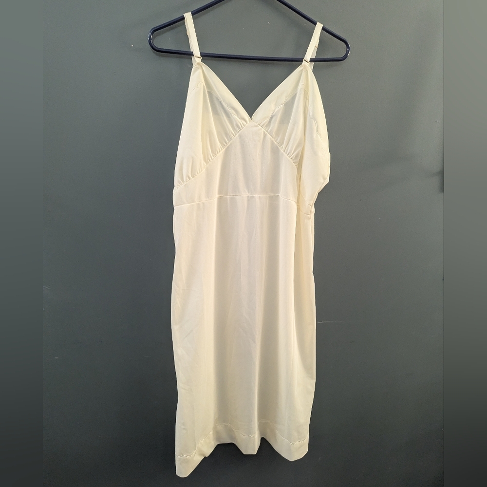 Vintage Cream Slip Women's Size 40